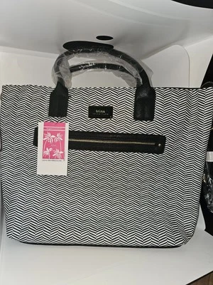 Trina Turk 黑白雪佛龙手提包,纯素皮革,全新带标签,MSRP 148 美元 — 第 1/4 张图片