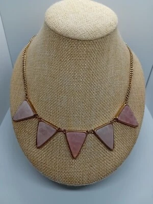 Accesorio Collar Estilo Cuarzo Rosa Tono Dorado Formas Triángulo Foto 1 de 4