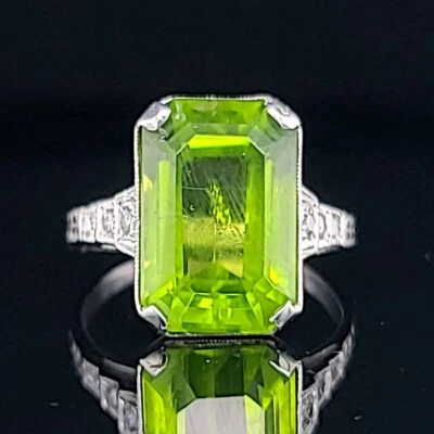 Anillo de compromiso vintage de oro blanco de 14k 7,14 quilates Peridoto verde natural rectangular Foto 1 de 4