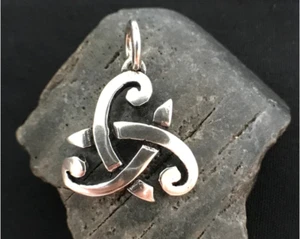 Celtic knot triskelion pendant Sterling Silver - TSE014 - Picture 1 of 4