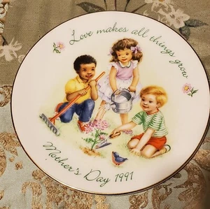 Avon 1991 Mothers Day Plate Love Makes All Things Grow Gold Trim - Picture 1 of 2