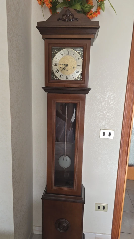 Antico orologio a pendolo da terra. - Immagine 1 di 1