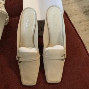 NUEVO EN CAJA Franco Sarto Pintoresco Niño Gamuza Mules Tacones Zapatos Playa Arena Para Mujer’s 9.5 - Imagen 1 de 9