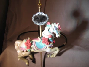 Neu im Karton Neu Enesco Ornament 1996 Weihnachten Tobin's Debüt Tänzerin Pferd Karussell Rose  - Bild 1 von 2