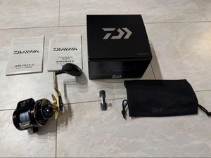 Carrete de pesca Daiwa Saltiga IC 300H-SJ Baitcast relación de engranaje 7,3:1 con caja - Imagen 1 de 14