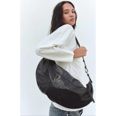 Bolso de hombro hobo holgado negro de cuero envejecido ZARA Foto 1 de 4