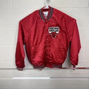 Vintage Sports Wearhouse Red 90's Chicago Bulls Satin Bomber Jacket Size Large - Bild 1 von 19