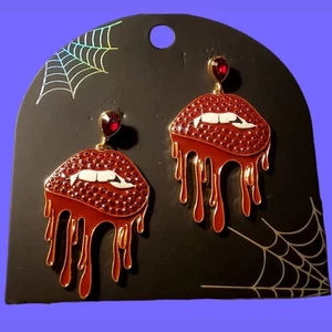 BLACK DIAMOND ACCESSORIES Vampire Mouth Lips Fangs Rhinestone Drop EARRINGS... - Bild 1 von 2