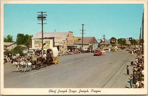 Postal vintage de los años 60 de Joseph, Oregon "Chief Joseph Days" desfile/escena callejera - Imagen 1 de 2
