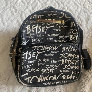 Betsey Johnson Mini Rucksack Schwarz Weiß Gold Hardware Streetwear Freizeit LESEN - Bild 1 von 17