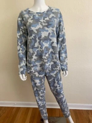 Nuevo con etiquetas Juego de 2 pijamas de camuflaje suave Secret Treasures Lounge Wear Azul Gris - L Foto 1 de 4