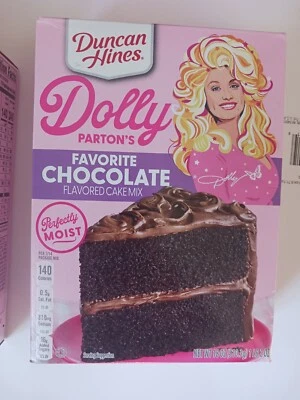 Duncan Hines Dolly Parton's Perfectly Moist CHOCOLATE FAVORITO Mezcla para Pasteles Foto 1 de 2