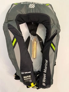 Chaleco salvavidas inflable West Marine All Clear® Offshore con arnés - Imagen 1 de 4