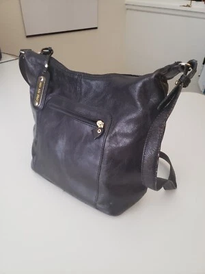 Bolso de hombro Jones New York de cuero negro para dama Foto 1 de 4