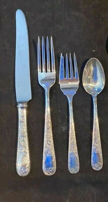 JUEGO DE CUBIERTOS ANTIGUOS MARYLAND GRABADOS POR KIRK STERLING PARA JUEGO ANTIGUO DE 5 POR 5 Foto 1 de 4