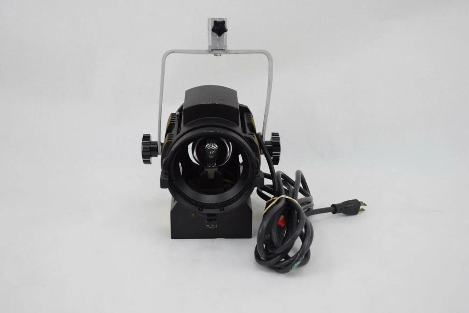 LTM Pepper 600 Watt Frensel Tungsten Stage  Light - Image 1 of 4