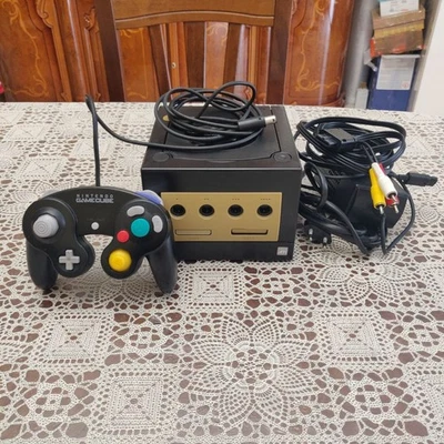 Gamecube console nera Nintendo dol-001 con controller e cavi - Immagine 1 di 4