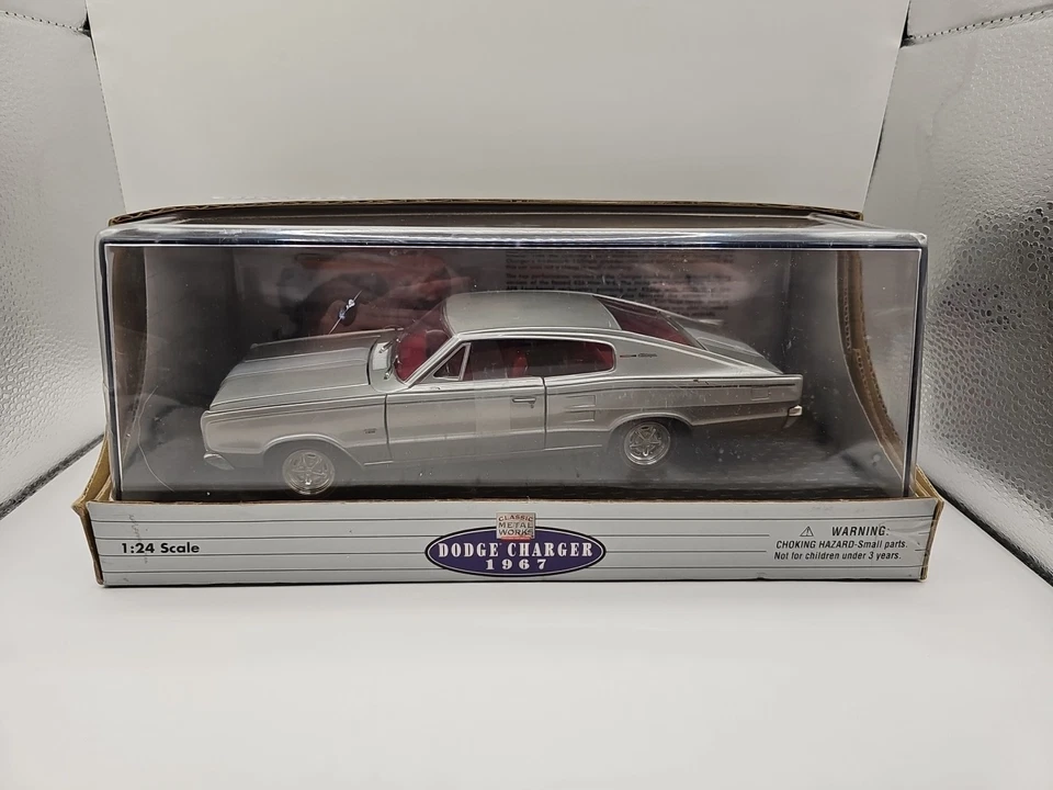 Carro Dodge Charger fundido prata vintage 1 de 4999 Classic Metal Works 1967 1:24 - Imagem 1 de 4