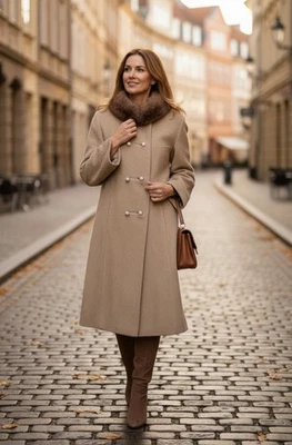 Abrigo vintage tostado de doble botonadura con cuello de piel sintética  Foto 1 de 4