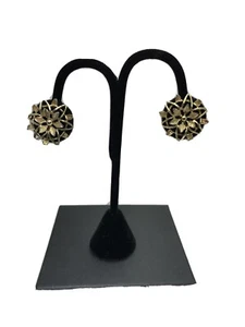 "PENDIENTES DE COLECCIÓN SARAH COVENTRY CEPILLADO TONO DORADO FLOR CLIP - 1 1/16" - Imagen 1 de 5