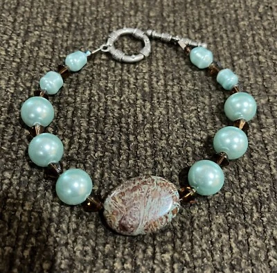 Pulsera de piedras de jaspe a rayas azules en tono plateado con gemas marrones de perlas de imitación azules Foto 1 de 4