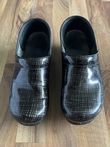 Zoccoli infermiera professionali DANSKO donna pelle incrociata metallizzata US 9 EUR 40 - Foto 1 di 10
