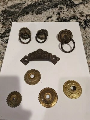 维多利亚时代风格古董拉手、铸铁、拉环、黄铜背板 — 第 1/4 张图片