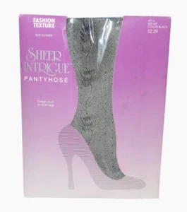 Pantimedias de Nylon Sheer Intrigue Talla MT Negras Moda Textura Flor Lateral De Colección - Imagen 1 de 5