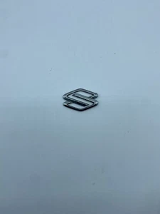 LOGO SUZUKI EMBLEMA SCRITTA AUTO FREGIO BADGE TARGHETTA - Picture 1 of 1