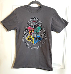 The Wizarding World of Harry Potter Tee Shirt Adult Small Hogwarts Crest - Picture 1 of 6