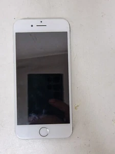 Apple iPhone 7 - 32GB - Silver (Unlocked) A1778 (GSM) - Afbeelding 1 van 11