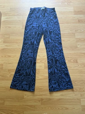 Pantalones Urban Outfitters Bryn Acampanados Tejidos Negro Azul Elastizados Estampado Animal Talla M GC Foto 1 de 4