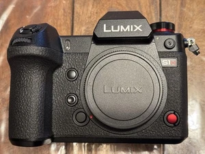 Cámara digital sin espejo de fotograma completo Panasonic Lumix S1H negra video 4K, usada sí - Imagen 1 de 11