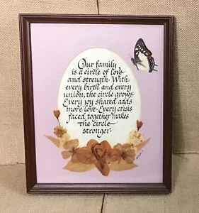 Vintage fatto a mano la nostra famiglia fiori secchi farfalla calligrafia arte cottage core - Foto 1 di 3