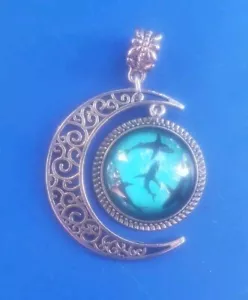 Ciondolo pesce squalo mezza luna tono argento vintage. - Foto 1 di 4