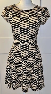 Juniors TIMING brand fit and flare tan and black dress size Small NWOT - Bild 1 von 10
