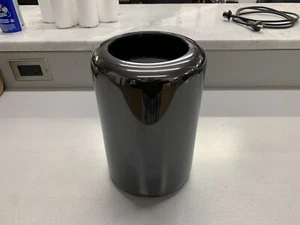 Apple Mac Pro 2013 - A1481 - Intel Xenon Quad Core - 32GB Ram - 500GB Storage - Afbeelding 1 van 8