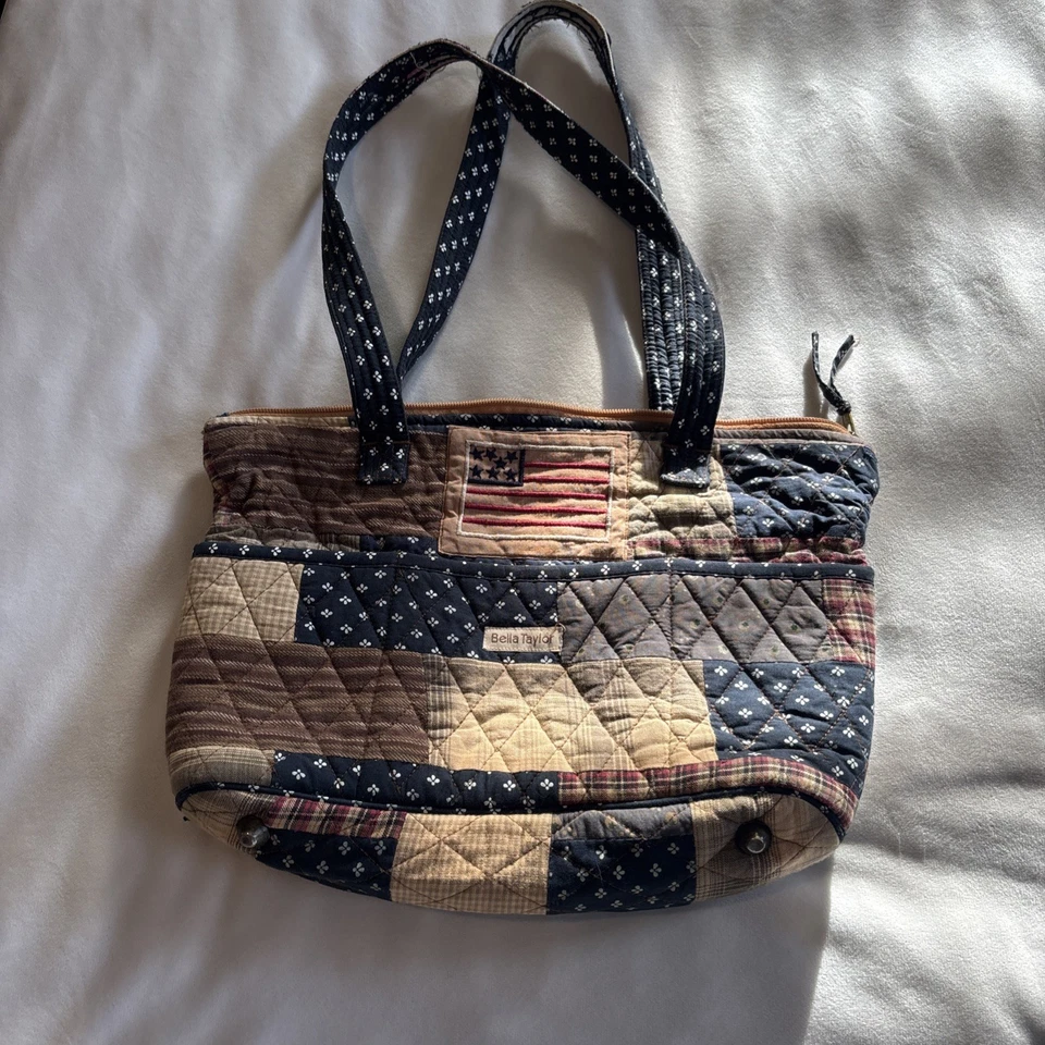 Bolsa de ombro Bella Taylor acolchoada patchwork detalhe bandeira americana - Imagem 1 de 4