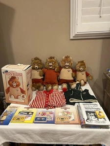 Lote de colección Teddy Ruxpin - 4 osos, 1 caja, 2 trajes, 5 libros con casetes *** - Imagen 1 de 23