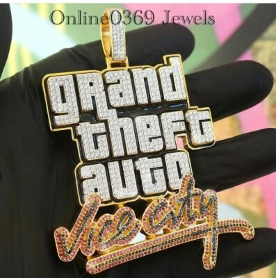 Colgante con nombre de circonita cúbica redonda con nombre personalizado enchapado en oro amarillo de 14k en plata Foto 1 de 4