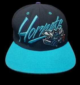 Sombrero a presión Mitchell & Ness clásicos de madera dura de la NBA Charlotte Hornets - Imagen 1 de 5