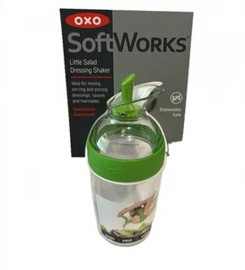 Coctelera de aderezo para ensaladas OXO Soft Works verde una taza hermética a prueba de fugas - Imagen 1 de 7