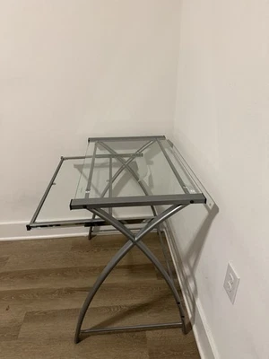 Escritorio de ordenador con tapa de cristal Foto 1 de 3