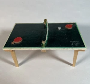Vintage Holz Puppenhaus Tischtennis Tischtennis mit Paddeln Ball Made in Taiwan - Bild 1 von 6
