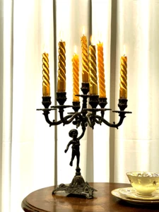 Ein Vintage , Messing Kerzenständer mit einem Jungen - Bild 1 von 2