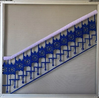 Hilo de bordar de arte de fibra en pantalla de ventana encontrada Foto 1 de 4