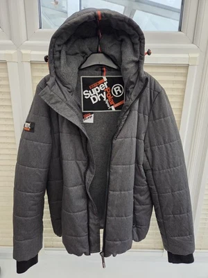 Chaqueta acolchada deportiva polar con capucha gris XXXL 3XL de Superdry para hombre. Excelente estado.  Foto 1 de 4