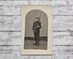 Kind Junge Uniform Soldat Gewehr Pickelhaube Militär Photographie Krieg Foto alt - Picture 1 of 2