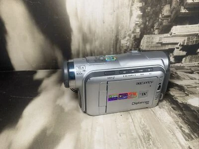 Samsung VP-D101 Compact Handheld MiniDV Camcorder Silver - Image 1 of 4
