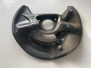 1996-2002 MERCEDES-BENZ E320 E430 W210 ~ RIGHT FRONT BRAKE COVER ~ A2104211120 - Picture 1 of 3